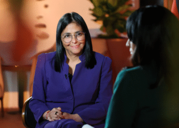 Delcy Rodríguez anuncia que se reunirá "próximamente" con Gustavo Petro