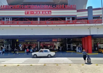 Cuba comunica a las aerolíneas que en 24 horas se queda sin combustible para aviones