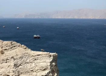 La Guardia Revolucionaria de Irán advierte que el tránsito por el estrecho de Ormuz ya no es seguro