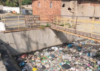 Voz Comunitaria | Botes de agua y fallas en el aseo urbano causan preocupación en residentes de Las Charas (+Fotos)