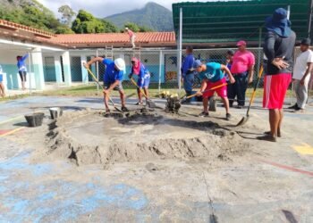 Entes reparan dos instituciones educativas en la población de Macuro en el municipio Valdez