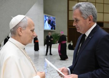 El canciller argentino entregó a León XIV una invitación de Milei para visitar el país