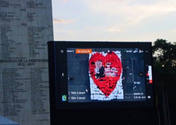 Con carteles gigantes, chavistas piden la liberación de Maduro y Cilia Flores