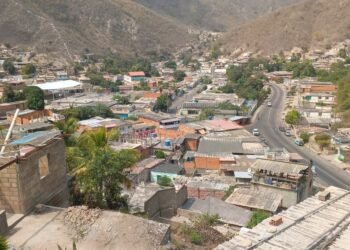 Voz Comunitaria | Cargar tobos con agua es el "pan de cada día" en La Pirámide