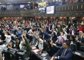 La amnistía se frena en el Parlamento mientras la oposición retoma las calles en Venezuela