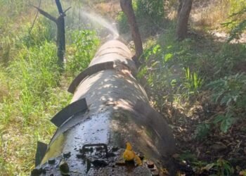 Voz Comunitaria | Fugas de agua en tubería matriz genera preocupación en Vencedores por la Fe
