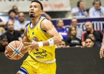 Edwin Mijares llega a Marinos en un cambio por Franger Pirela