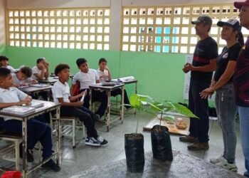 Paria sabe a chocolate llevó a la escuela de Versalles una charla sobre el cultivo del cacao