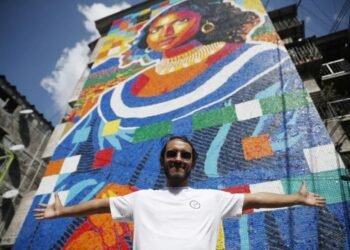 Una Gioconda salvadoreña hecha con tapas de plástico: obra del venezolano Oscar Olivares (+Video)
