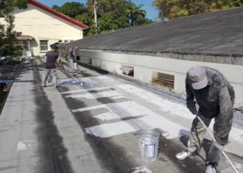 Entes reportan avances en trabajos de impermeabilización en hospitales de Sucre