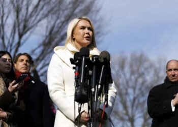 Leavitt dice que "es irónico" que Bad Bunny y otros artistas critiquen al ICE