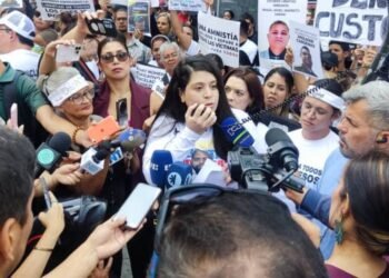 Familiares de presos políticos y activistas manifestaron frente a la AN y pidieron modificar la Ley de Amnistía calificándola de “excluyente” (+Fotos)