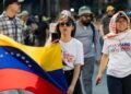 Manifestantes simulan en México el arresto de Trump para exigir la liberación de Maduro
