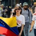 Manifestantes simulan en México el arresto de Trump para exigir la liberación de Maduro
