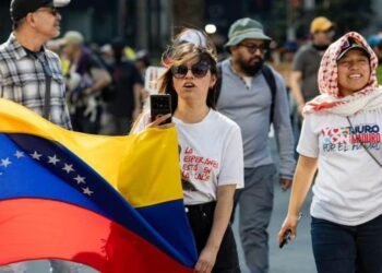 Manifestantes simulan en México el arresto de Trump para exigir la liberación de Maduro