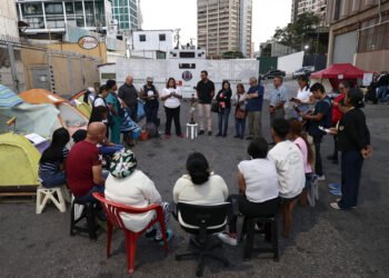 Familiares de presos políticos piden a Delcy Rodríguez y a EEUU visitar la cárcel de Zona 7