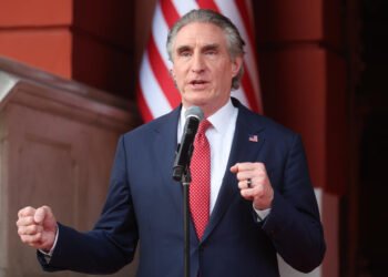 Burgum subraya riquezas de Venezuela y dice que la colaboración con EE.UU. "no tiene límites"