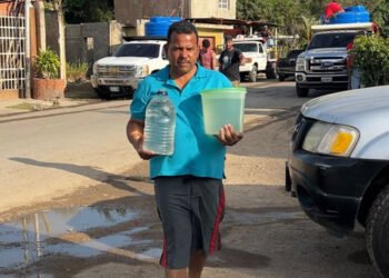 Crisis hídrica obliga a cumaneses a trasladarse a otras ciudades para poder acceder al agua