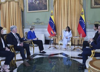Delcy Rodríguez recibió en Caracas a delegación del Comité de Exteriores del Senado de EEUU
