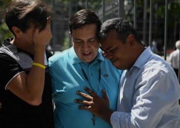 Activistas de DDHH venezolanos entregan un recurso de apelación tras rechazo de amnistía