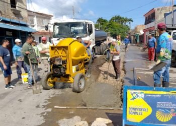 Alcaldía de Arismendi reparó calle Los Chaguaramos con una capa de pavimento rígido