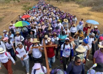 Centenares de feligreses asisten al Viacrucis en vía Cantaura - Anaco (+Fotos)