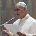 El papa urge a "detener la espiral de violencia" en Oriente Medio antes de que sea irreparable