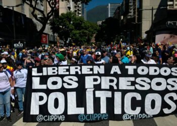 JEP rechaza negativa de amnistía a 50 presos del caso «Plaza Venezuela» y pide investigar