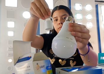 Carupaneros recurren a equipos recargables para afrontar cortes eléctricos