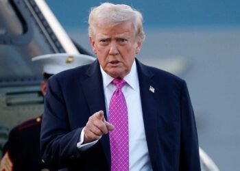 Trump insiste que hay "conversaciones serias" con un nuevo régimen iraní, al que amenaza