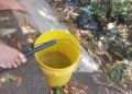 Vecinos de Bolivariano deben hacer largas colas bajo el Sol para recoger un poco de agua