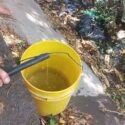 Vecinos de Bolivariano deben hacer largas colas bajo el Sol para recoger un poco de agua