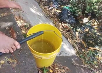 Vecinos de Bolivariano deben hacer largas colas bajo el Sol para recoger un poco de agua