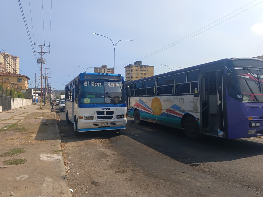 En autobús aún están cobrando Bs 60 pese a que fue aumentado a Bs 100 según la nueva gaceta / Foto: Arturo Ramírez 