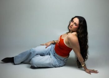 Caluu C. transforma el desamor en empoderamiento en su nuevo lanzamiento “ACTITUD” (+Video)