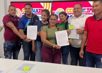Cinco comunas del municipio Bolívar firmaron convenios para ejecutar proyectos de la Consulta Popular