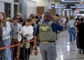 Estados Unidos despliega a los agentes de inmigración en catorce aeropuertos
