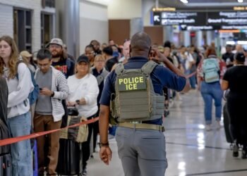 Estados Unidos despliega a los agentes de inmigración en catorce aeropuertos