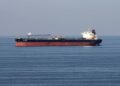 Estados Unidos autoriza temporalmente la venta de petróleo iraní varado en el mar