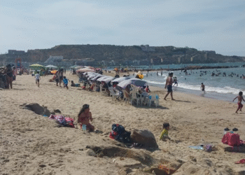 Bañistas denuncian restricciones para el uso de toldos propios en playas de Lechería