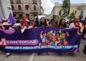 Miles de mujeres marchan en Ecuador contra políticas y leyes impulsadas por Noboa
