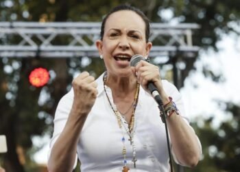 Machado denuncia que a presos políticos militares les han reducido porciones de alimentos