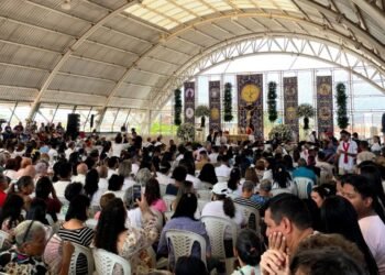 Diócesis de Barcelona celebró la Misa Crismal en el complejo deportivo Jesús Yendis (+Fotos)
