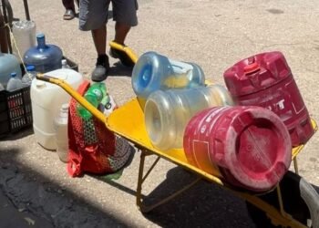 Voz Comunitaria | Habitantes de Los Chaimas recurren al agua de mar ante prolongada falla del servicio en Cumaná