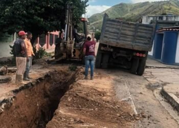 Reparación de colector en las calles dos y tres de Charallave mejorará condiciones ambientales