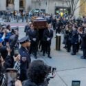 Centenares de personas despiden en Nueva York a Willie Colón entre aplausos y salsa