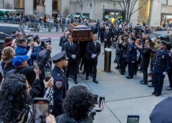 Centenares de personas despiden en Nueva York a Willie Colón entre aplausos y salsa