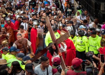 Petare conmemora 40 años de su tradicional Viacrucis con masiva asistencia (+Fotos)