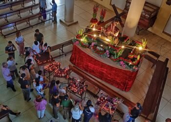 Carupaneros llenaron la iglesia Santa Catalina para pagar promesas al Nazareno este miércoles santo