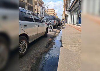 Aguas negras y malolientes recorren zona comercial de El Tigre